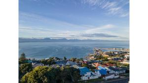 una vista aérea de una ciudad y el océano en Ocean view Luxury 2 Bedroom Apartment, en Mossel Bay