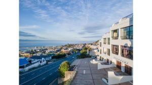 una vista desde el balcón de un edificio en Ocean view Luxury 2 Bedroom Apartment, en Mossel Bay