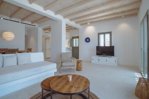 TV a/nebo společenská místnost v ubytování Levanda House Antiparos - Private Pool Villa