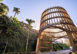 a wooden building with a bridge over a road at Apartamento no Centro de Bento Gonçalves in Bento Gonçalves