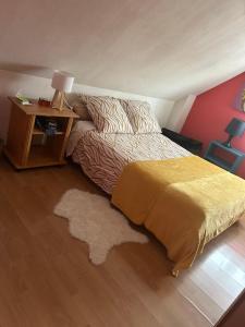 Ένα ή περισσότερα κρεβάτια σε δωμάτιο στο maison privée offre chambre hôte +1 φωτογραφίες
