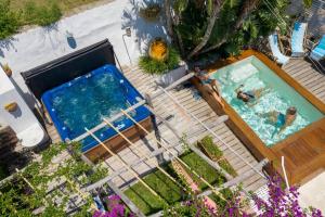 Bazén v ubytovaní Perla nel blu villa affacciata sul mare alebo v jeho blízkosti