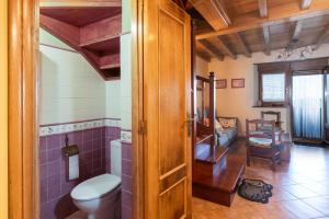 a bathroom with a toilet and a sink at Villa El Retiro Un Alojamiento con Encanto in Mediavilla +36 photos