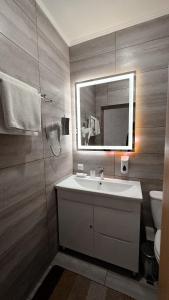 un bagno con lavandino, specchio e WC di Hotel Palace Ukraine a Mykolaïv