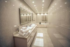 حمام في Caves Beach Resort Adults Only
