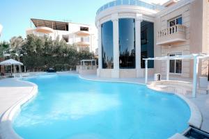 المسبح في Caves Beach Resort Adults Only أو بالجوار