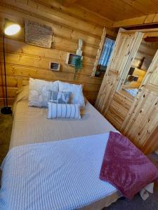 a bedroom with a bed in a wooden cabin at PEŁNA CHATA w Gródku nad Dunajcem in Gródek Nad Dunajcem