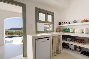 Η κουζίνα ή μικρή κουζίνα στο Bougainvillea House Antiparos - Private Pool Villa