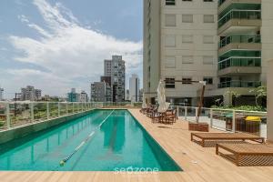 a swimming pool on the roof of a building at Condomínio a beira-mar c/ piscina - SHC in Piçarras
