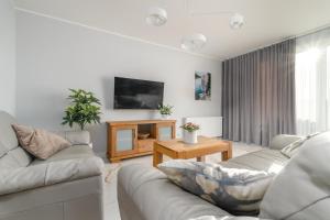 Televízia a/alebo spoločenská miestnosť v ubytovaní Your Holidays Bel Mare II