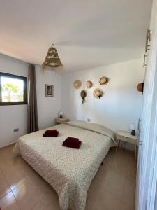 a bedroom with a bed with red towels on it at Appartement près de la plage in Corralejo