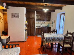 Kuchyň nebo kuchyňský kout v ubytování La Cianal + 37 fotografií