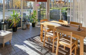 Εστιατόριο ή άλλο μέρος για φαγητό στο 2 Bedroom Nice Home In Aneby