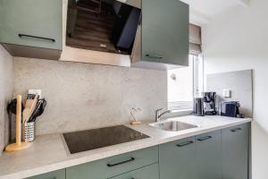 a kitchen with a sink and a counter top at Blauwreiger I Geniet in dit Moderne Huisje in Zwiggelte