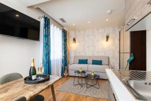 TV a/nebo společenská místnost v ubytování Studio Meublé La Jungle Suite Mandara Beach, Antibes Juan-les-Pins