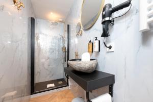 Koupelna v ubytování Studio Meublé La Jungle Suite Mandara Beach, Antibes Juan-les-Pins