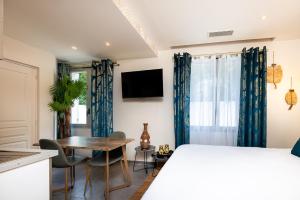 Postel nebo postele na pokoji v ubytování Studio Meublé La Jungle Suite Mandara Beach, Antibes Juan-les-Pins