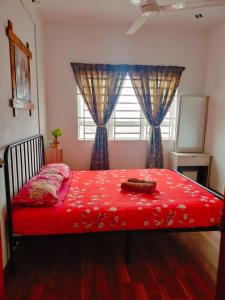 Voodi või voodid majutusasutuse Anggerik Camelia Homestay Apartment Ladang Tok Pelam FREE WIFI toas