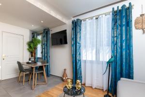 TV a/nebo společenská místnost v ubytování Studio Meublé La Jungle Suite Mandara Beach, Antibes Juan-les-Pins