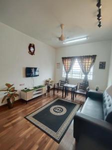 Televiisor ja/või meelelahutuskeskus majutusasutuses Anggerik Camelia Homestay Apartment Ladang Tok Pelam FREE WIFI +21 fotot