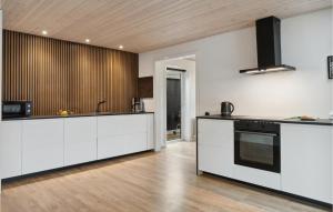 Kuchyň nebo kuchyňský kout v ubytování Stunning Home In Ålbæk With Kitchen