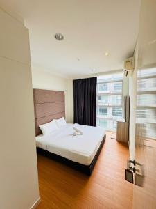 Giường trong phòng chung tại Bintang Goldhill Guest House