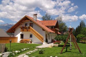 una casa bianca con il tetto rosso di Oberlindnerhof a San Lorenzo di Sebato