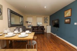Un comedor con una mesa y una sala de estar. en The Captains House, en Liverpool