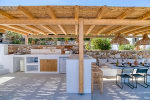 eine Außenküche mit einer hölzernen Pergola in der Unterkunft Stone Pine House Antiparos - Private Pool Villa in Andiparos