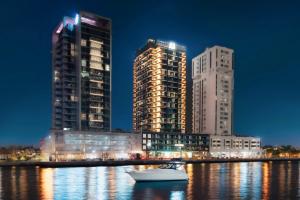 Nespecifikovaný výhled na destinaci Dubaj nebo výhled na město při pohledu z hotelu