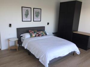 a bedroom with a large bed with white sheets at Casa Carrera in Wellington East