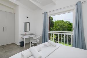 Un dormitorio con una cama y una ventana grande en San Lameer Villa 2610 - 4 Bedroom Classic - 8 pax - San Lameer Rental Agency, en Southbroom 66 fotos más