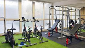 a gym with a bunch of exercise bikes at Departamento Completo de Dos Habitaciones in Santiago