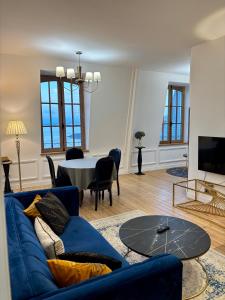 TV a/nebo společenská místnost v ubytování Le Royal XIX Dinard vue mer luxe