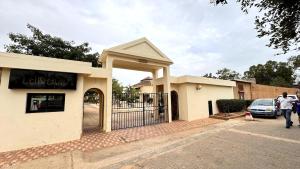 un edificio con una puerta frente a una tienda en charmante villa en résidence en bord de mer, en Saly Portudal