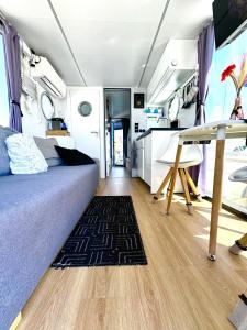 Houseboat Seabreeze的厨房或小厨房