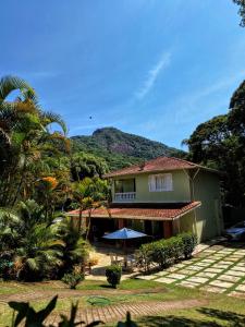 a house with a view of a mountain at Recanto dos Sonhos in Vargem