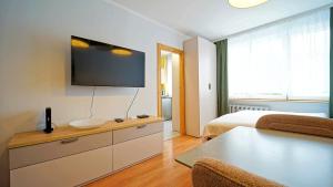 Televízia a/alebo spoločenská miestnosť v ubytovaní Apartamenty EverySky - 1 go Maja 35A-35B