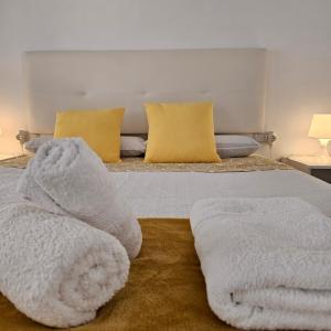 A bed or beds in a room at APTO TANEZ TORREMOLINOS, a