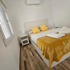 A bed or beds in a room at APTO TANEZ TORREMOLINOS, a