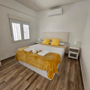 A bed or beds in a room at APTO TANEZ TORREMOLINOS, a