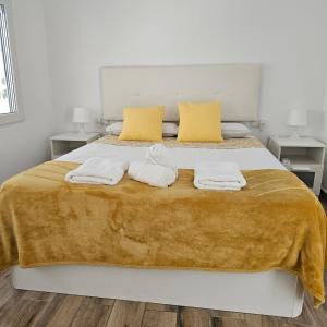 A bed or beds in a room at APTO TANEZ TORREMOLINOS, a