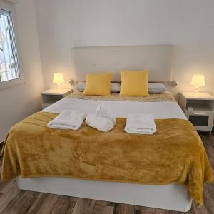 A bed or beds in a room at APTO TANEZ TORREMOLINOS, a