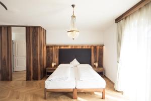 Letto o letti in una camera di Romantik Hotel Jagdhof