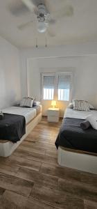 A bed or beds in a room at APTO TANEZ TORREMOLINOS, a Még 37 kép