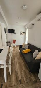 A seating area at APTO TANEZ TORREMOLINOS, a