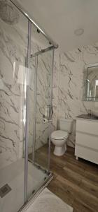 A bathroom at APTO TANEZ TORREMOLINOS, a