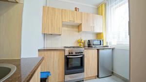 Kuchyňa alebo kuchynka v ubytovaní Apartamenty EverySky - 1 go Maja 35A-35B