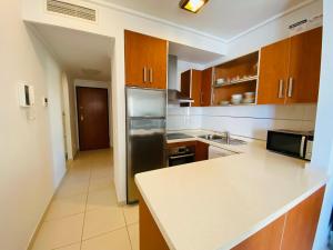 A kitchen or kitchenette at Euromarina Lateral by Alina365