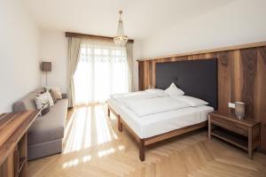 Letto o letti in una camera di Romantik Hotel Jagdhof